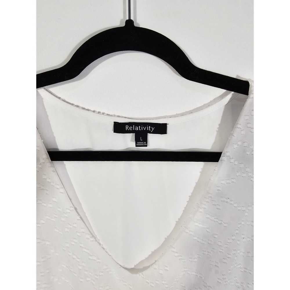 Boho Chic Relativity Textured Split Back Sleeveless Blouse Womens Large White - Picture 3 of 6